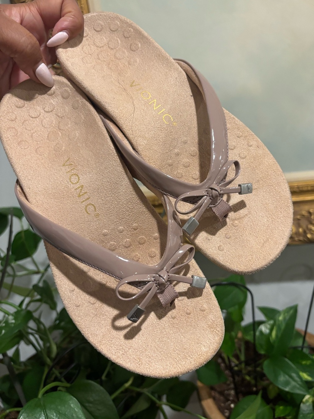 Vionic Women's Taupe Patent Thong Sandals with Bow Accent